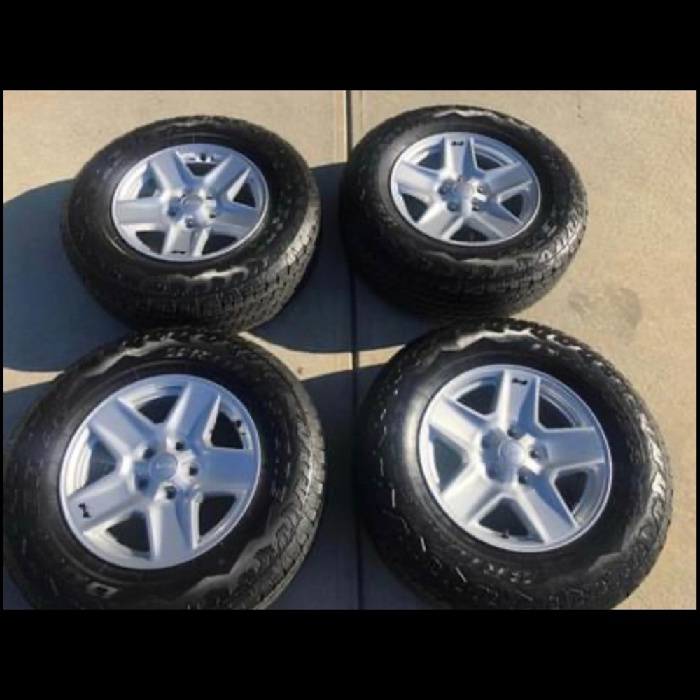 2020 Jeep 17" Aluminum Wheels $ Bridgestone Tires